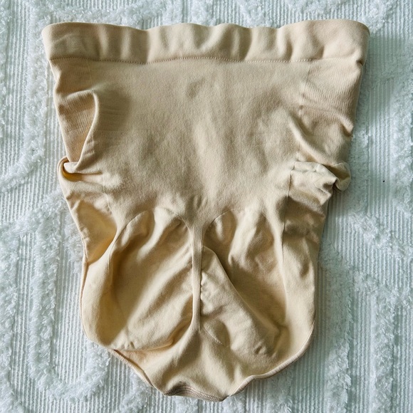 *SKIMS Seamless Sculpt Mid-rise Brief Sand Medium O-31 - Picture 7 of 7